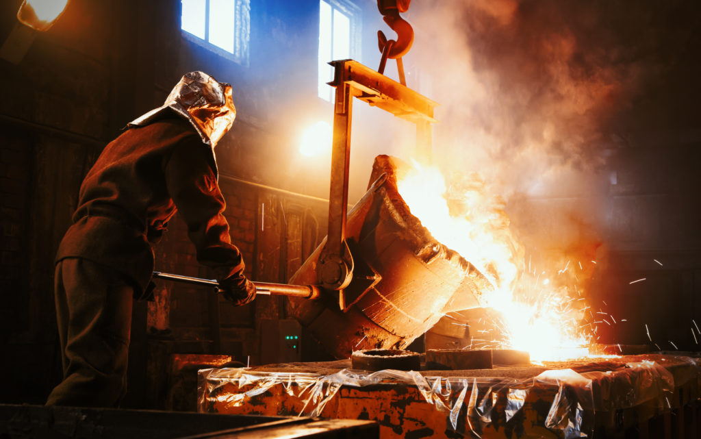 A team at work in an iron casting foundry. Learn more about meehanite.